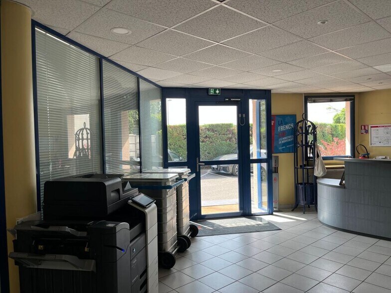 Light Industrial in Roquevaire to rent - Lobby - Image 3 of 6