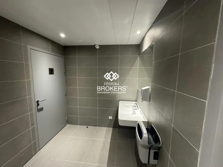 Office in Clichy to rent - Interior Photo - Image 3 of 4
