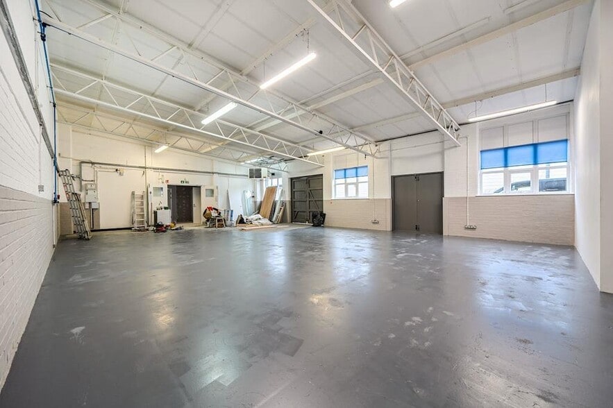 12-14 Station Clos, Potters Bar to rent - Building Photo - Image 2 of 10