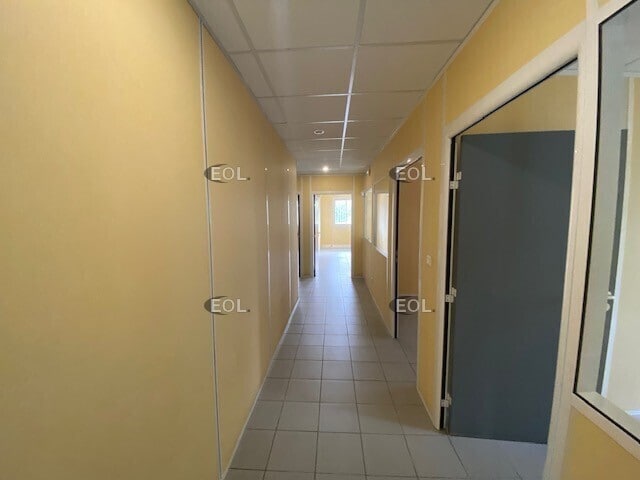 Industrial in Marseille to rent - Building Photo - Image 3 of 7