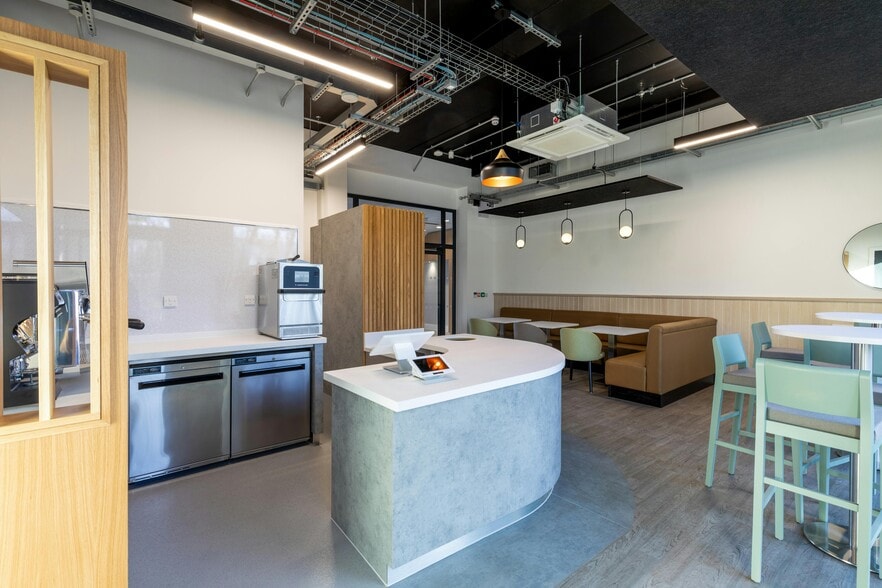 The Quadrant, Abingdon to rent - Building Photo - Image 2 of 4