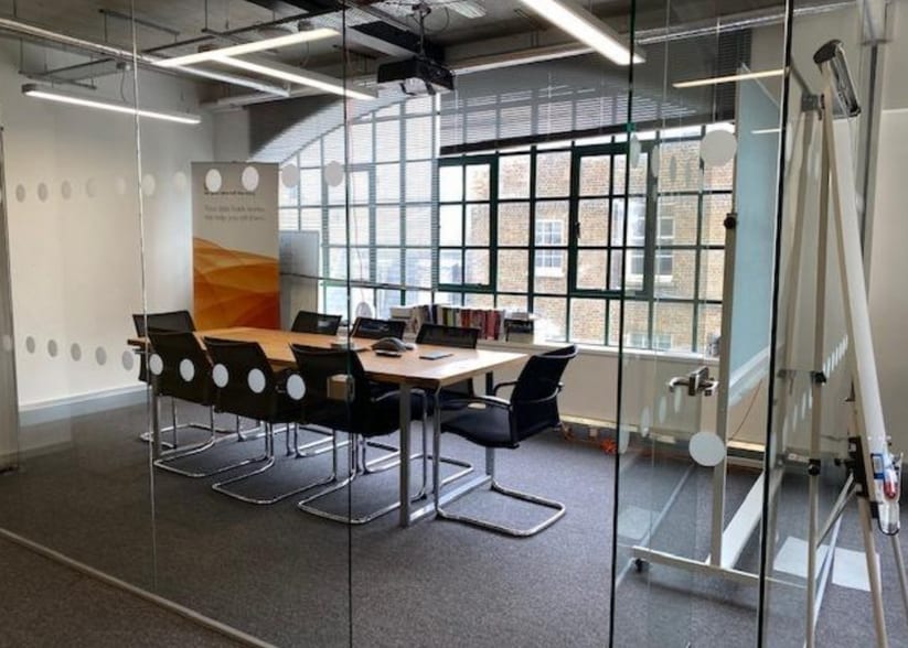 376-378 Chiswick High Rd, London to rent - Building Photo - Image 3 of 4