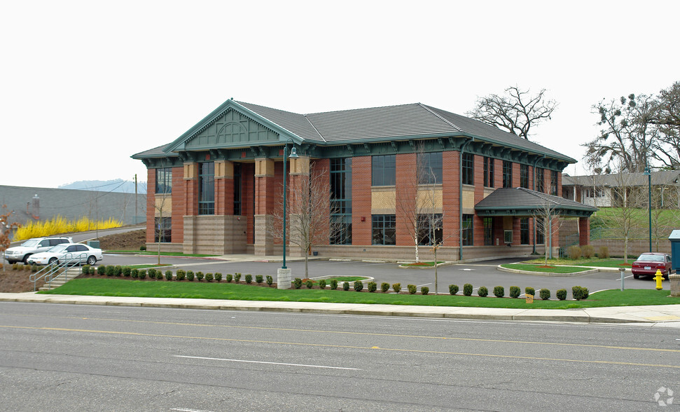 1495 NW Garden Valley Blvd, Roseburg, OR for rent - Primary Photo - Image 1 of 8