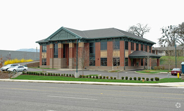 1495 NW Garden Valley Blvd, Roseburg, OR for rent Primary Photo- Image 1 of 9