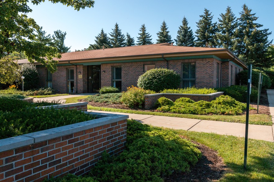 2145 University Park Dr, Okemos, MI for rent - Building Photo - Image 1 of 3