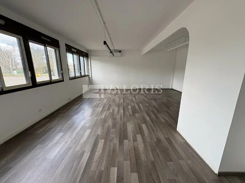 Office in La Tour-de-Salvagny to rent - Interior Photo - Image 2 of 7