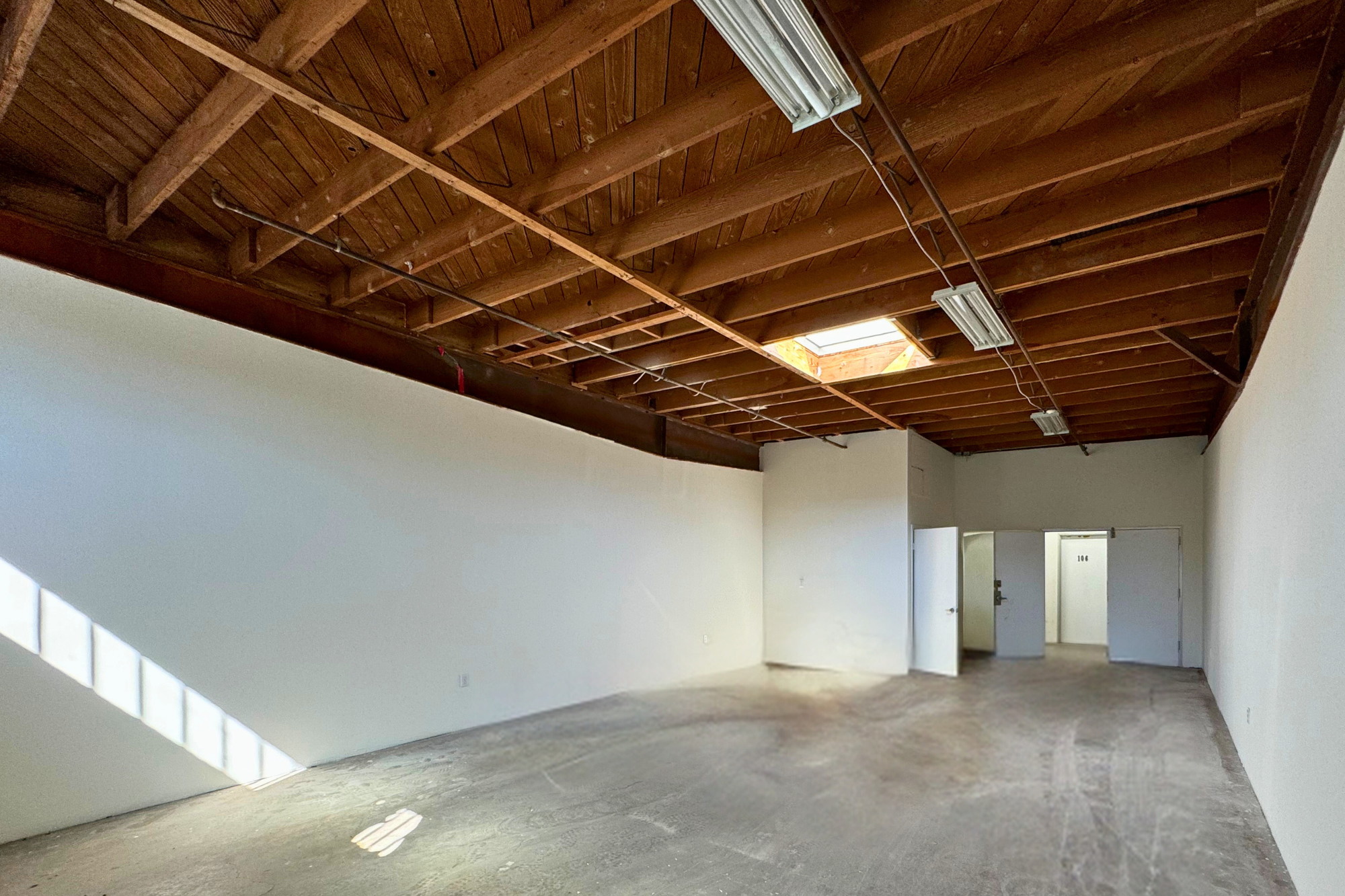 3221 S Hill St, Los Angeles, CA for rent Interior Photo- Image 1 of 3