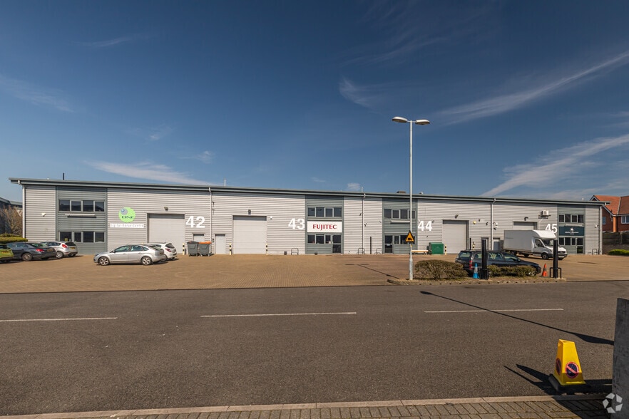 Armstrong Rd, London to rent - Building Photo - Image 3 of 11