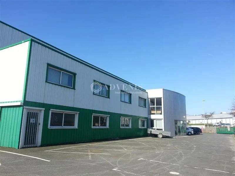 Location Local d'activités 916 m² - Photo 1