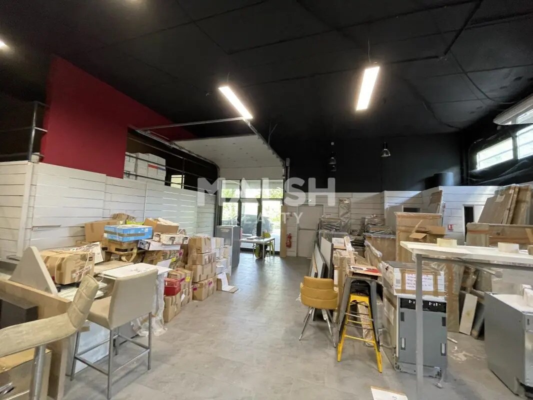 Retail in CHAMPAGNE-AU-MONT-D'OR to rent Building Photo- Image 1 of 6