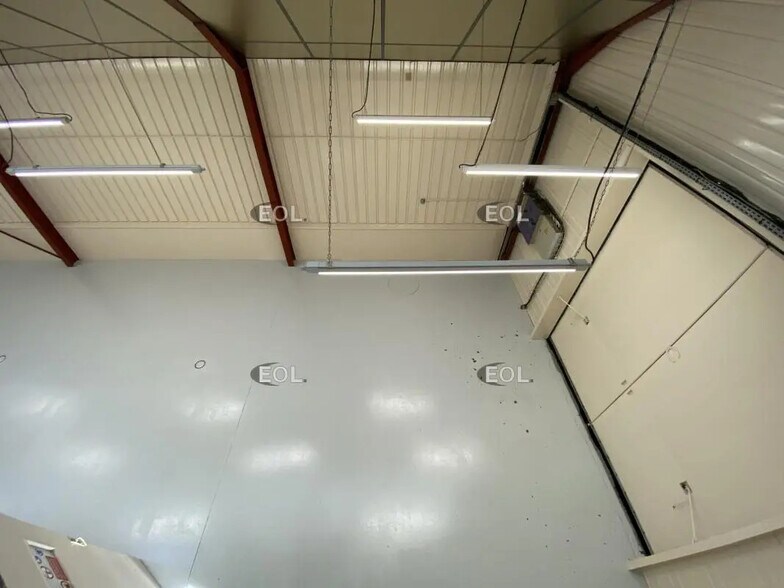 Light Industrial in Guyancourt to rent - Interior Photo - Image 1 of 13