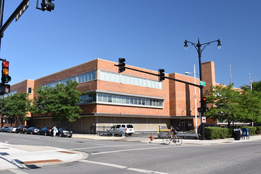 100 N Western Ave, Chicago, IL for rent - Primary Photo - Image 1 of 7