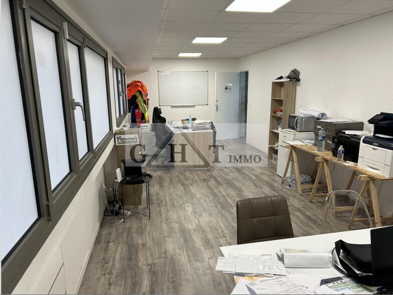 Industrial in Gennevilliers to rent - Interior Photo - Image 2 of 5