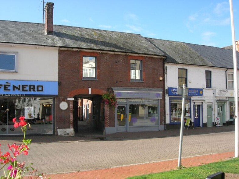70 The Broadway, Chesham for sale - Building Photo - Image 1 of 1
