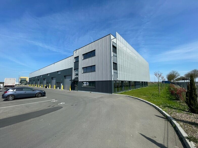 Light Industrial in Le Mesnil-Amelot to rent - Building Photo - Image 2 of 8