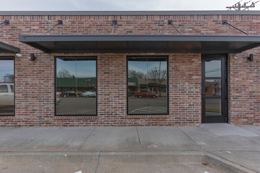 112 N Broadway St, Moore, OK for rent - Building Photo - Image 1 of 2