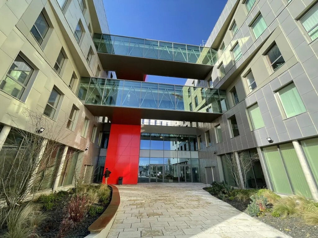 Location Bureaux 303 m² - Photo 1