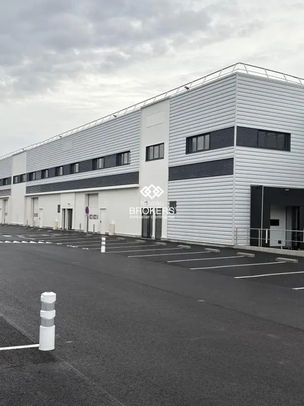 Location Entrepôt 571 m² - Photo 1