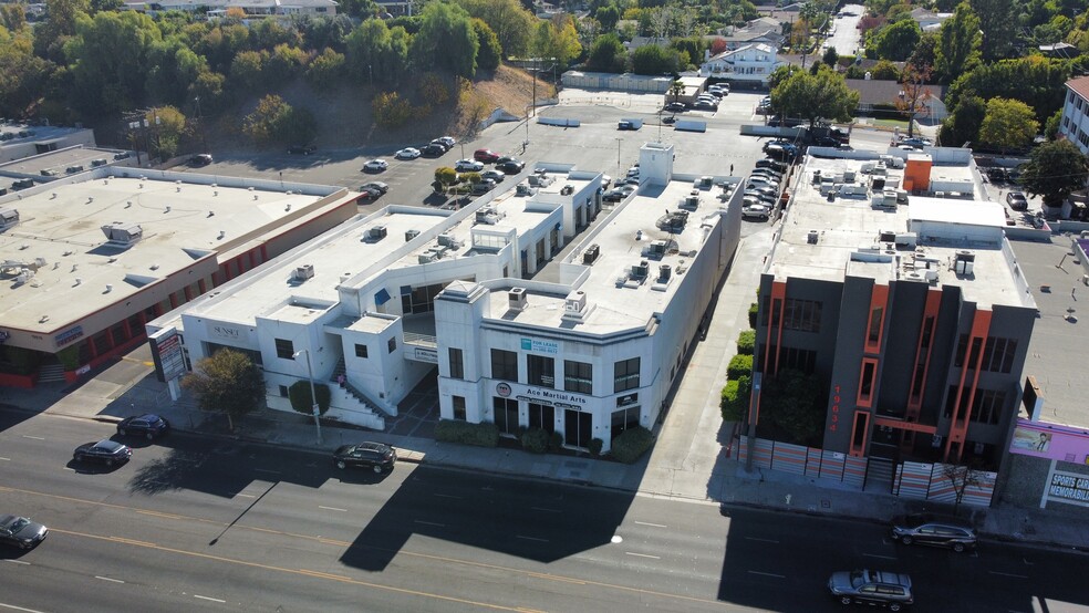 19626 Ventura Blvd, Tarzana, CA for rent - Building Photo - Image 3 of 17