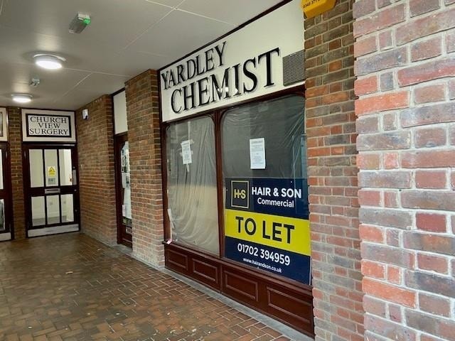 16 High St, Rayleigh to rent - Building Photo - Image 1 of 3