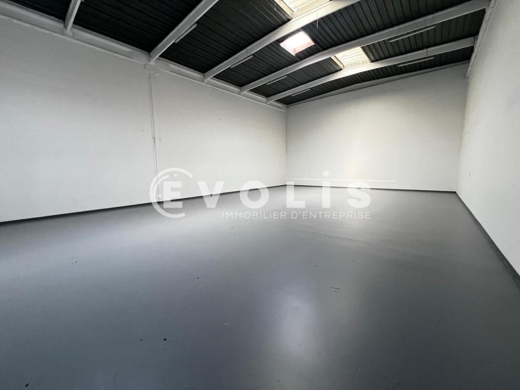 Light Industrial in Bondoufle to rent Interior Photo- Image 1 of 14