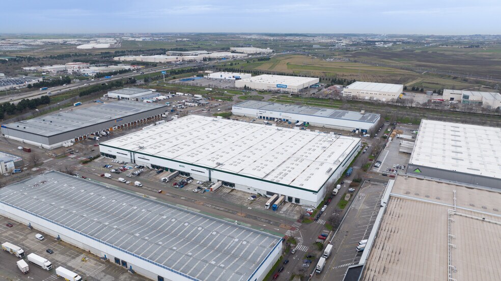 Calle Río Zújar, 1, Getafe, Madrid to rent - Building Photo - Image 2 of 6