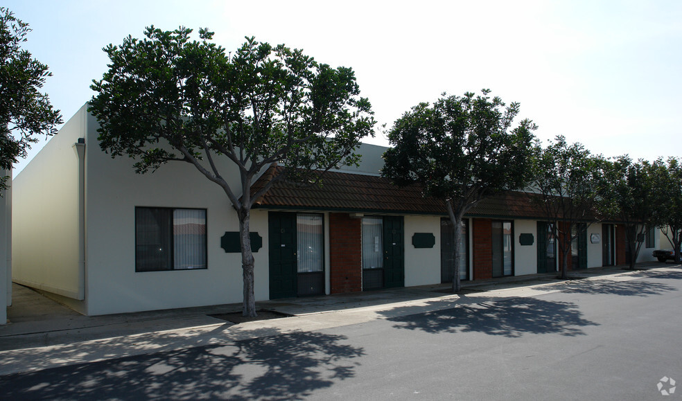 1725 Monrovia Ave, Costa Mesa, CA for rent - Building Photo - Image 2 of 4