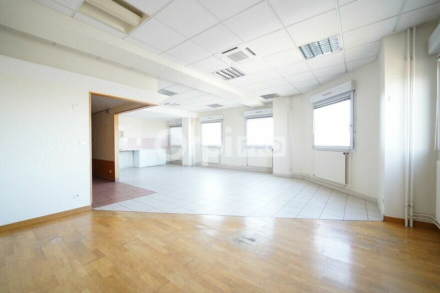 19 Rue Victor Hugo, Vénissieux to rent - Interior Photo - Image 1 of 13