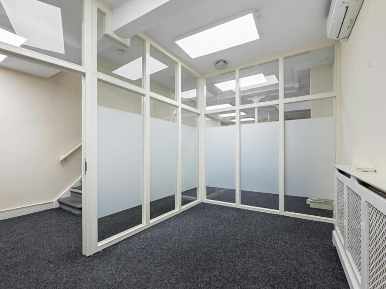 17 Holywell Row, London to rent - Interior Photo - Image 2 of 12