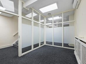 17 Holywell Row, London to rent Interior Photo- Image 2 of 12