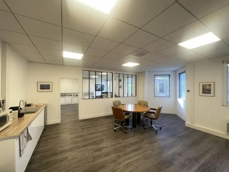 Office in Nanterre to rent - Interior Photo - Image 3 of 24