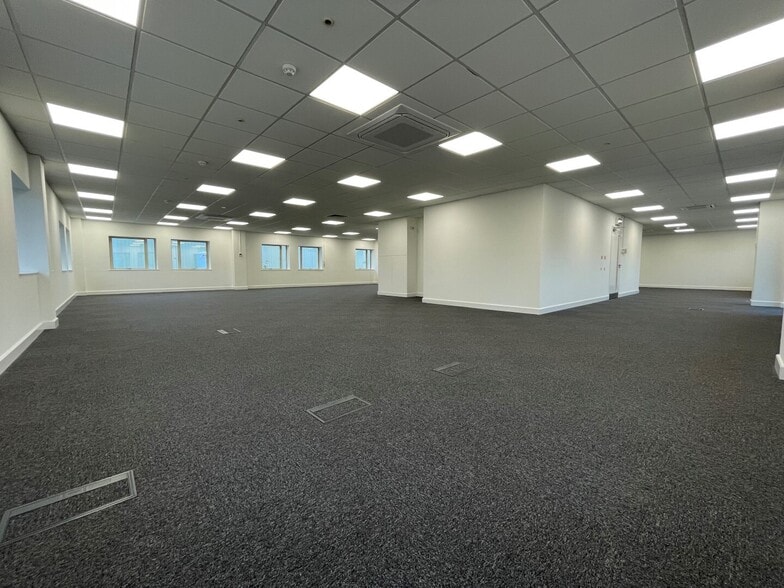 Boundary Way, Hemel Hempstead to rent - Building Photo - Image 3 of 6