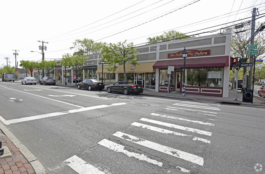 168-184 W Main St, Bay Shore, NY for sale - Primary Photo - Image 1 of 1