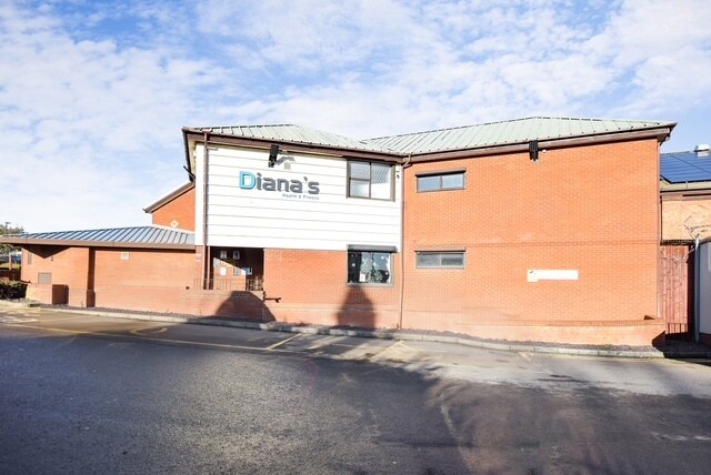109 Finedon Rd, Wellingborough to rent Building Photo- Image 1 of 2