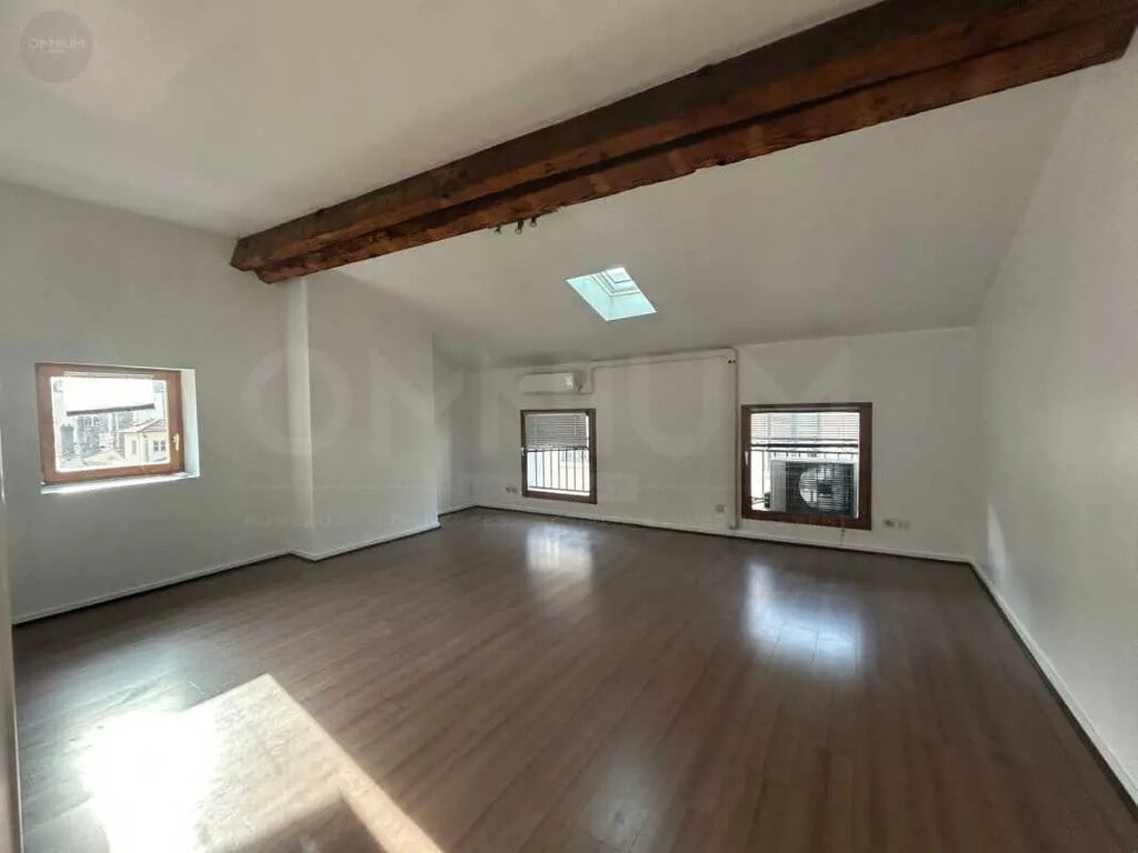 Location Bureaux 105 m² - Photo 1