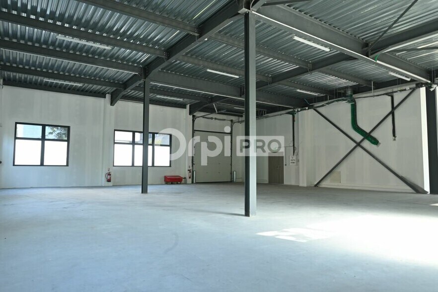 27 Chemin Des Peupliers, Dardilly to rent - Interior Photo - Image 3 of 36