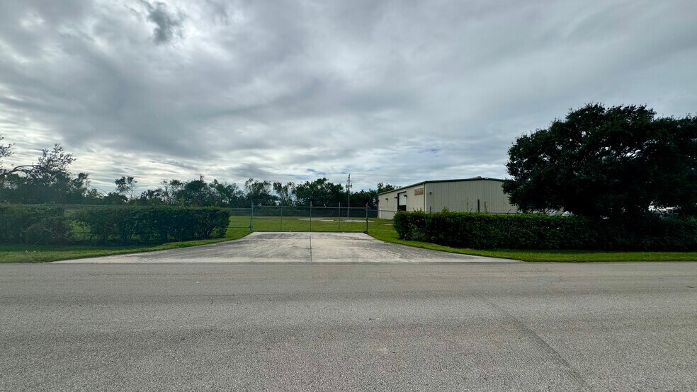 7485 Commercial Cir, Fort Pierce, FL for sale - Building Photo - Image 3 of 30