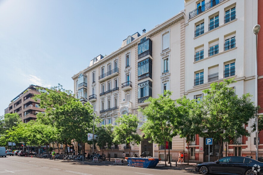 Retail in Madrid, Madrid to rent - Building Photo - Image 3 of 5