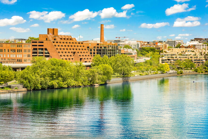 1000-1010 Wisconsin Ave NW, Washington, DC for rent - Building Photo - Image 1 of 14