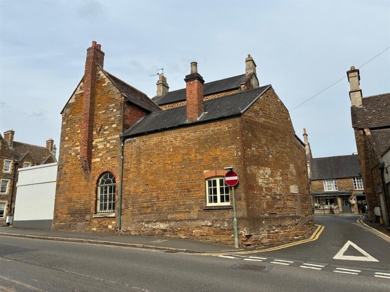 2 Market Pl, Oakham for sale - Building Photo - Image 2 of 9
