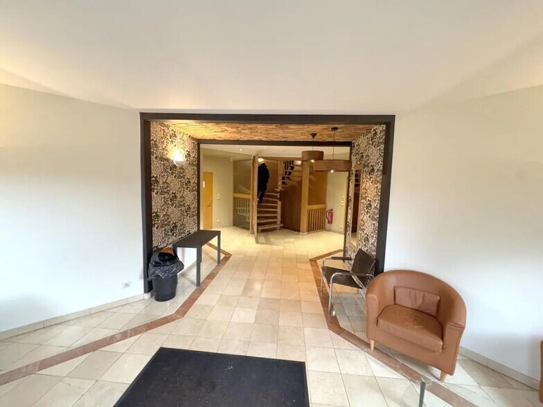 Office in Versailles to rent - Lobby - Image 2 of 12