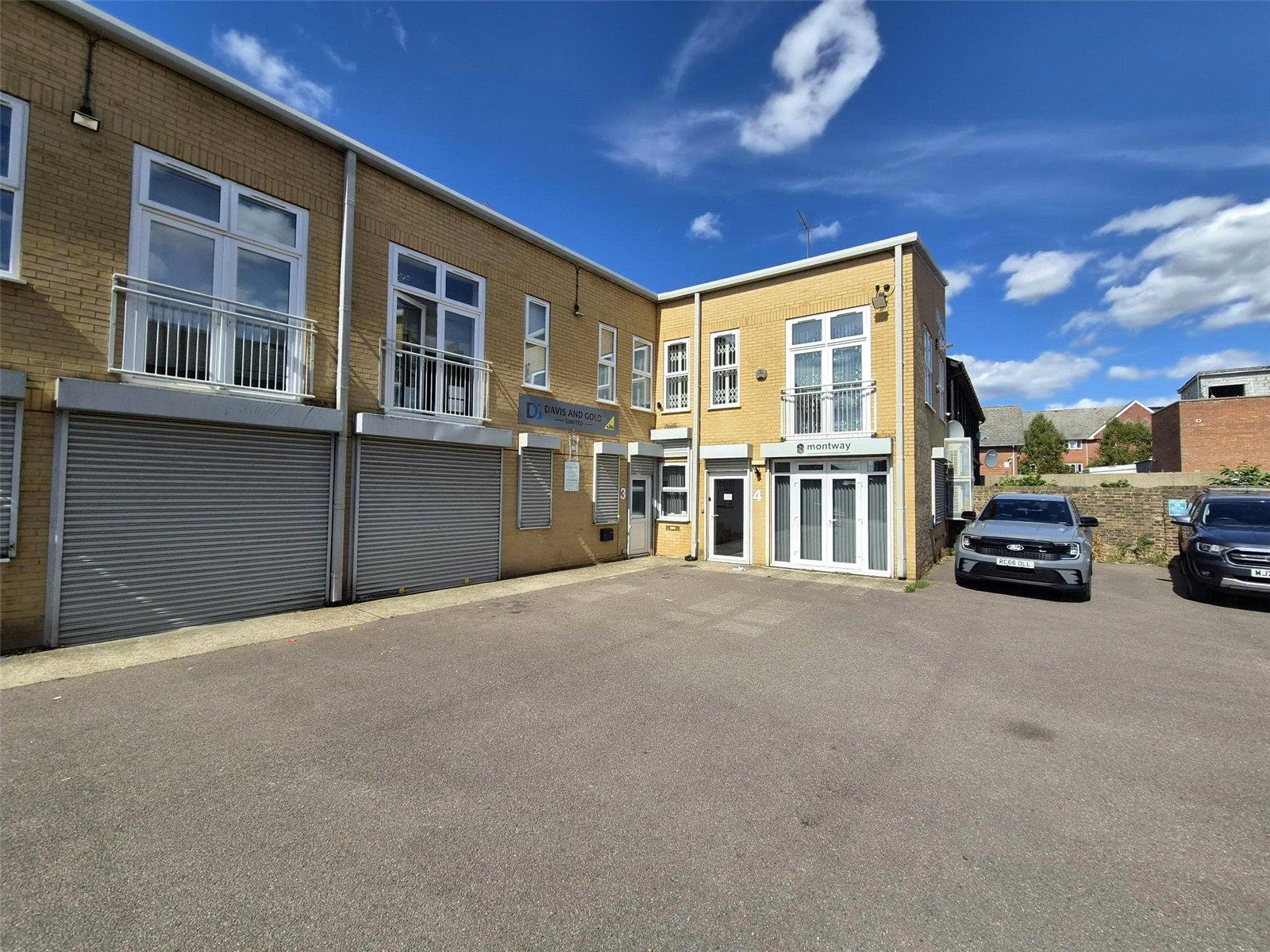 Lodge Cres, Waltham Cross to rent Building Photo- Image 1 of 2