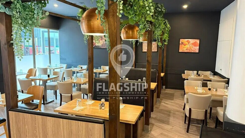 Retail in Nanterre to rent - Interior Photo - Image 3 of 9