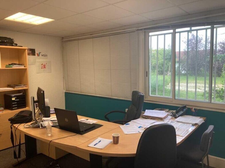 Office in Eysines to rent - Interior Photo - Image 1 of 11