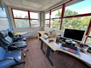 Berkshire Dr, Thatcham to rent Interior Photo- Image 2 of 5
