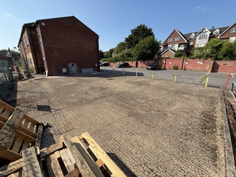 Desborough Park Rd, High Wycombe to rent - Construction Photo - Image 3 of 4