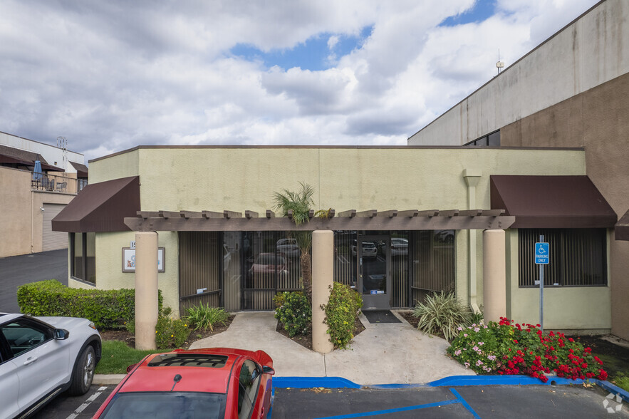 15550 Rockfield Blvd, Irvine, CA for rent - Building Photo - Image 3 of 18