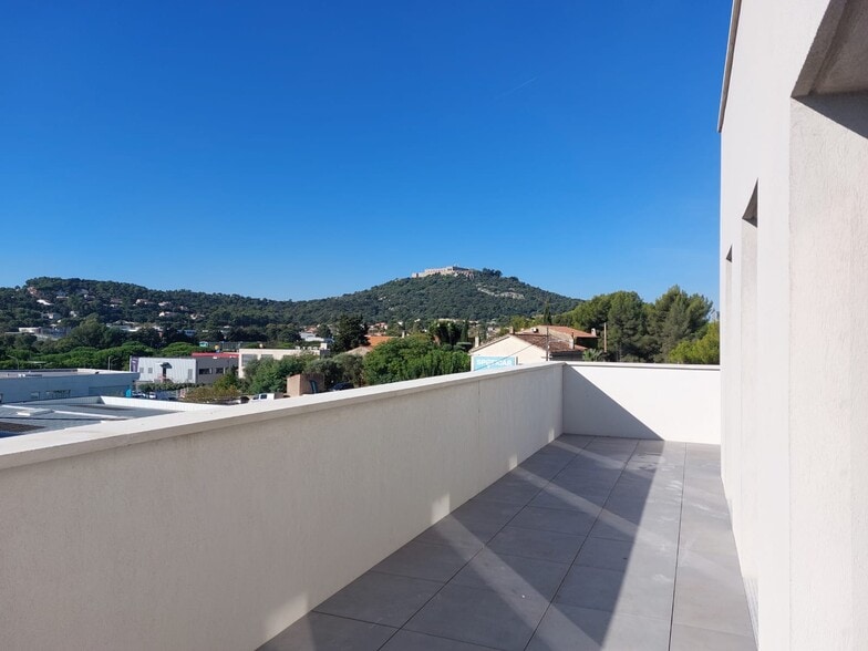 Avenue Marcel Paul (Rd 63), La Seyne-sur-Mer to rent - Building Photo - Image 3 of 9