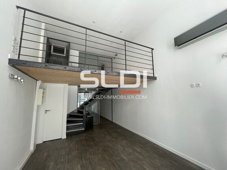 Retail in Lyon to rent - Interior Photo - Image 2 of 6