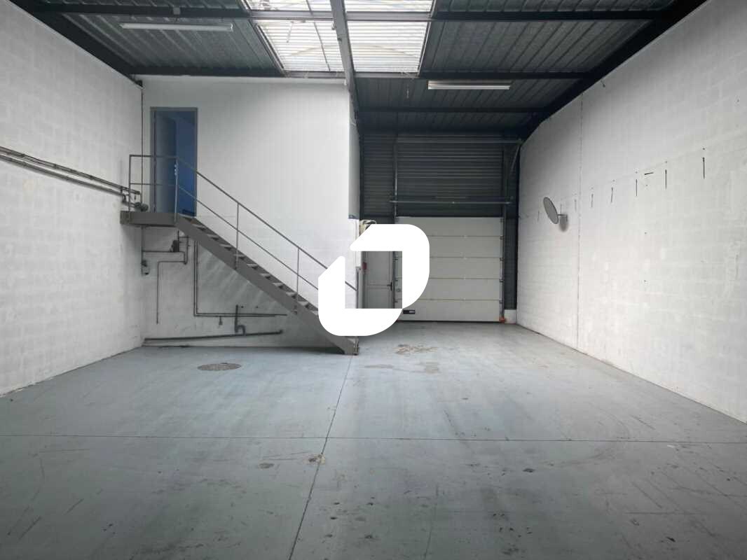 Light Industrial in SAINT-OUEN-L'AUMONE to rent Interior Photo- Image 1 of 27
